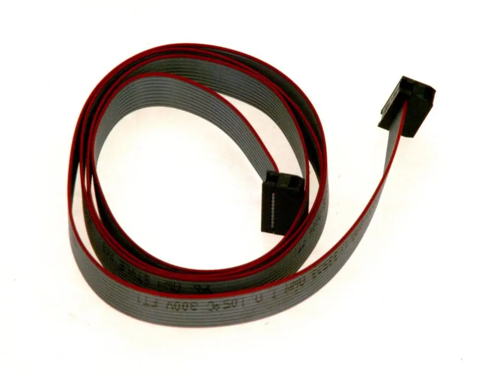 Flaches Kabel mit grauem Mantel und roten Streifen, ausgestattet mit zwei Steckeranschlüssen. Geeignet für verschiedene elektrische Anwendungen, erkennbar als Bosch-Produkt.